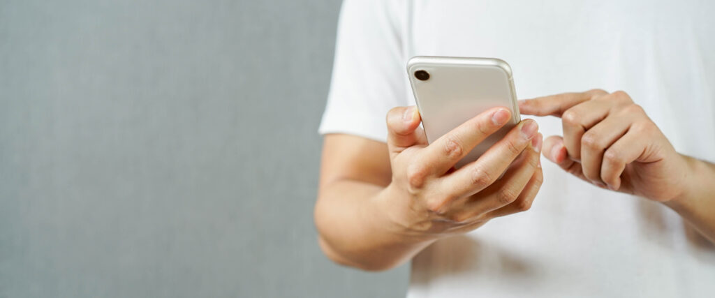 Jugendliche mit Smartphone sucht Ausbildung, Matching-Ausbildungsplatz, Azubi im Gespräch mit Ausbilder